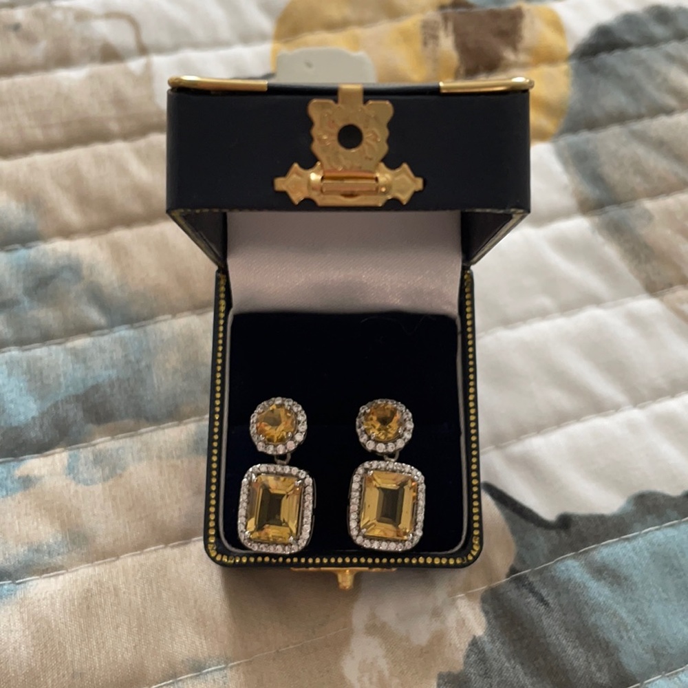 Stunning halo topaz color dressy pierced earrings!